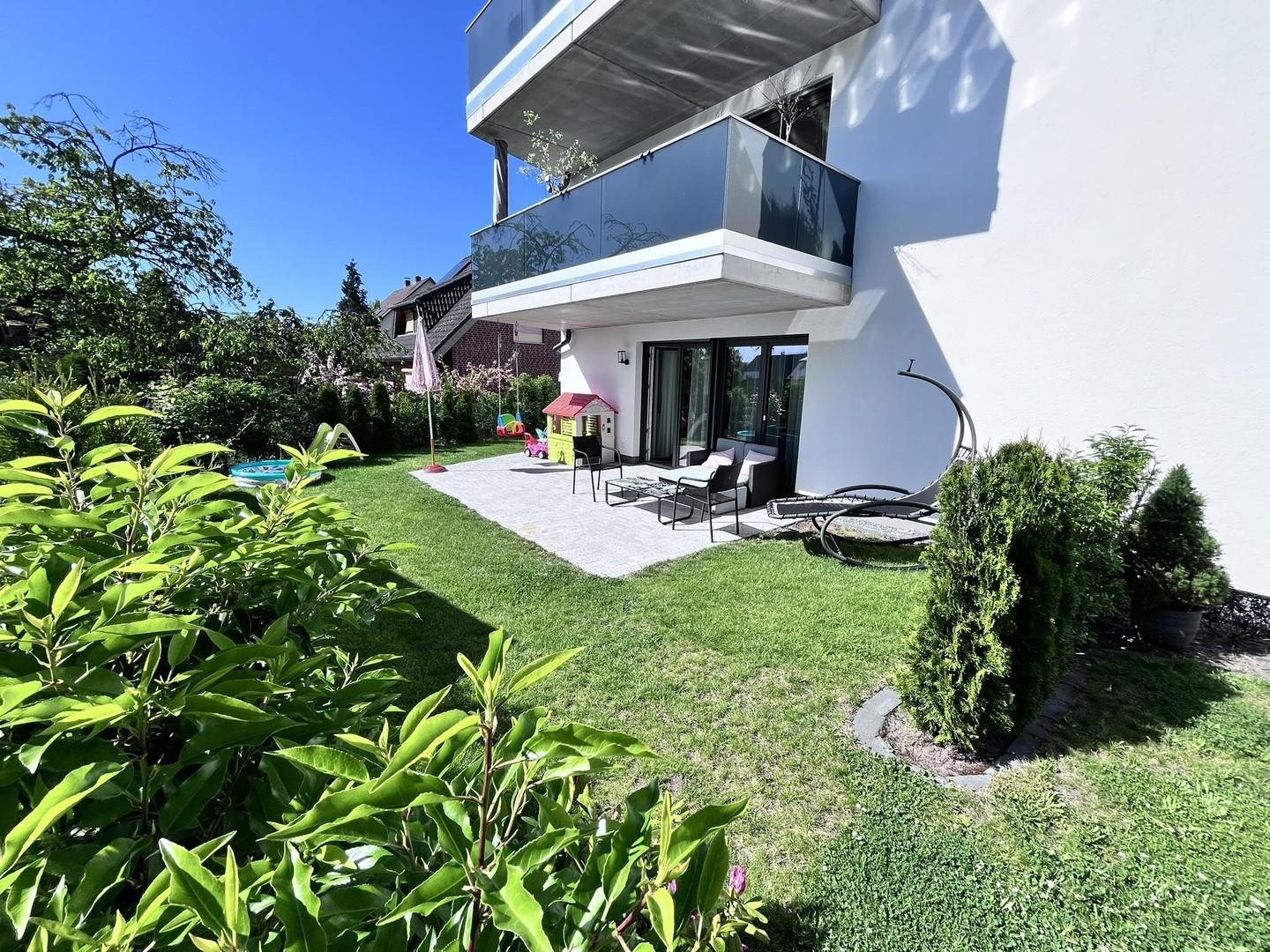 Terrasse und Privatgarten