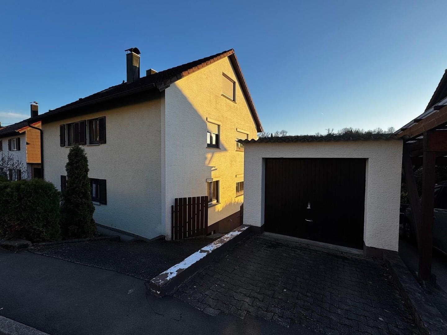 Außenansicht Haus Garage