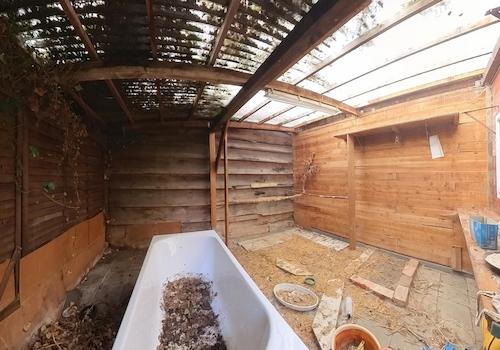 Stall hinter Carport