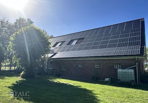 Blick auf das Haus mit PV Anlage