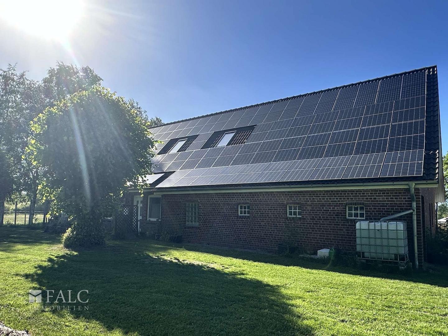Blick auf das Haus mit PV Anlage