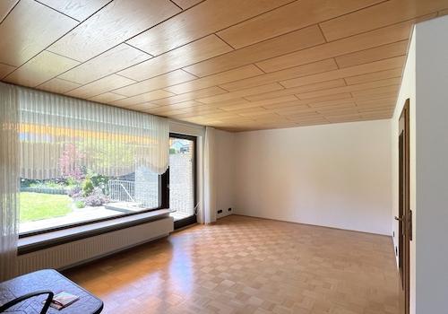 Wohnzimmer mit Panoramablick in den Garten