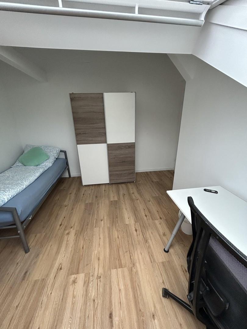 Zimmer 2 möbliert