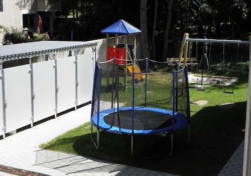 Spielplatz vor dem Haus