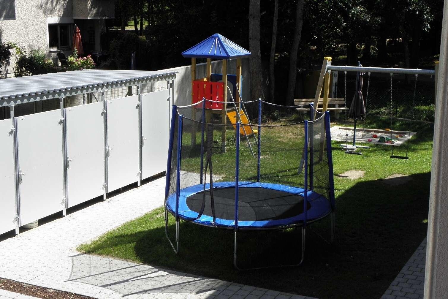 Spielplatz vor dem Haus