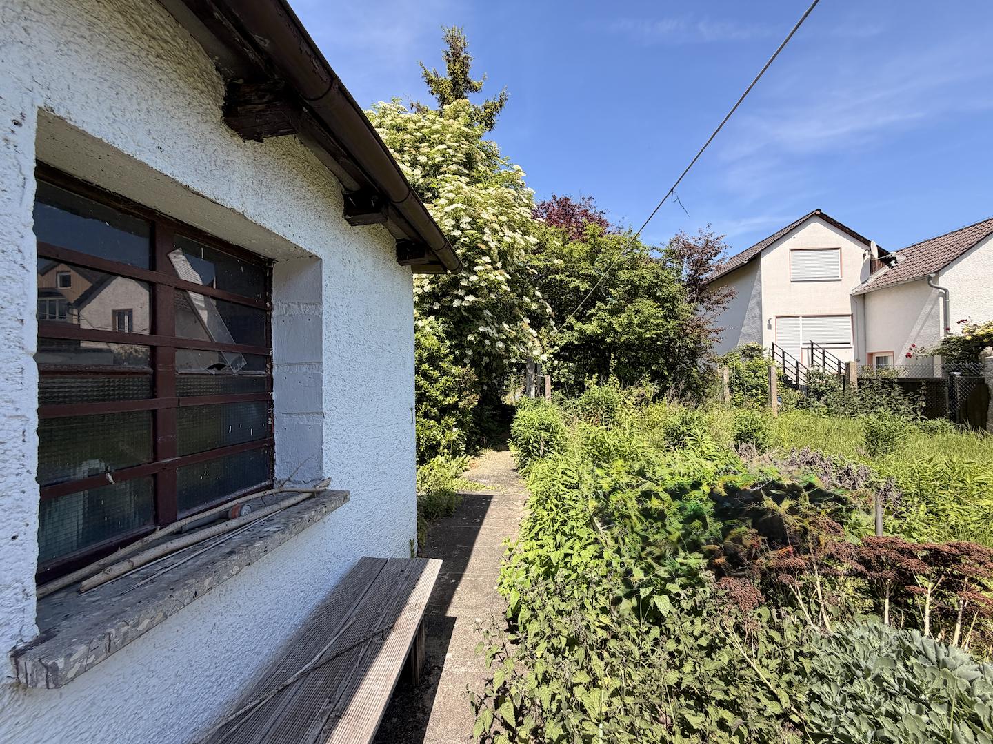 Garten hinter Garage