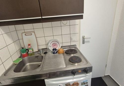 Pantry-Küche mit Kühlschrank