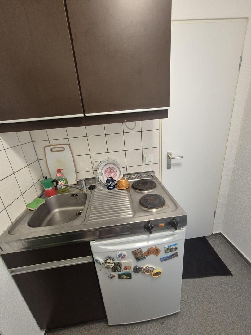 Pantry-Küche mit Kühlschrank