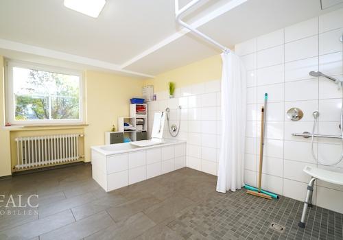 Bad m/ WC und Dusche