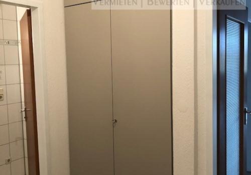 mit Einbauschrank als Garderobe