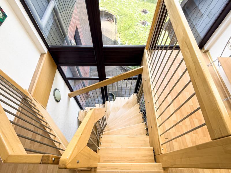 Helles, modernes Treppenhaus