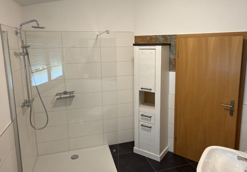 Badezimmer mit Dusche
