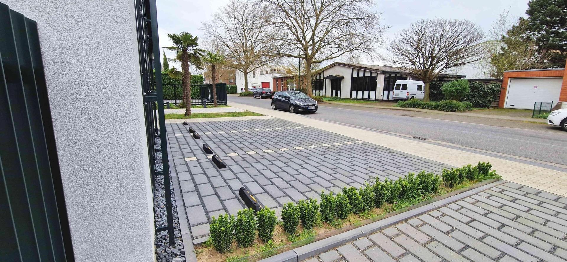 Parkplätze vor dem Haus