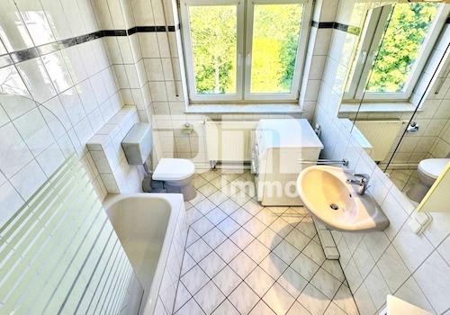 Ebene 1 Badezimmer Badewanne / Waschmaschine