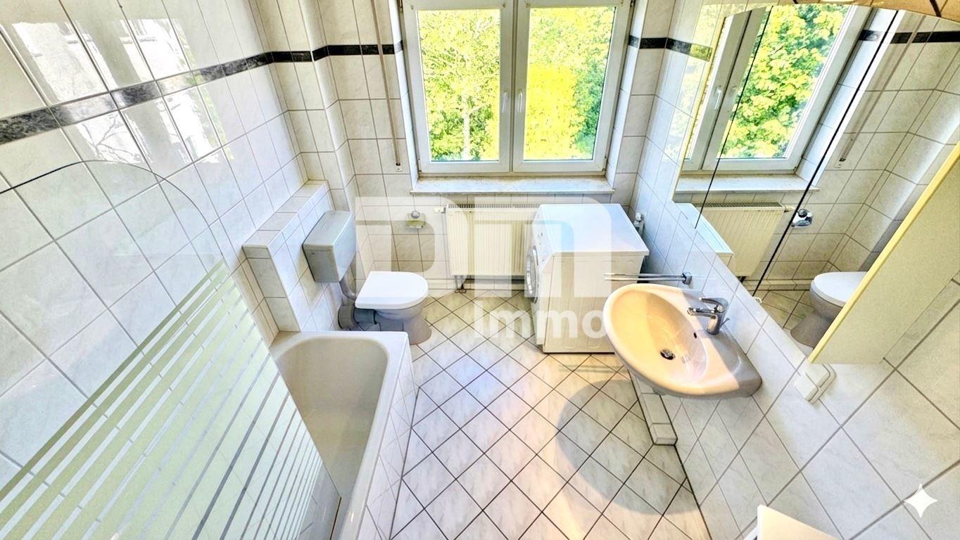 Ebene 1 Badezimmer Badewanne / Waschmaschine