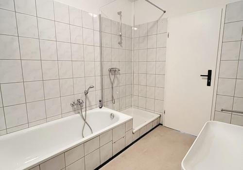 Dusche und Badewanne