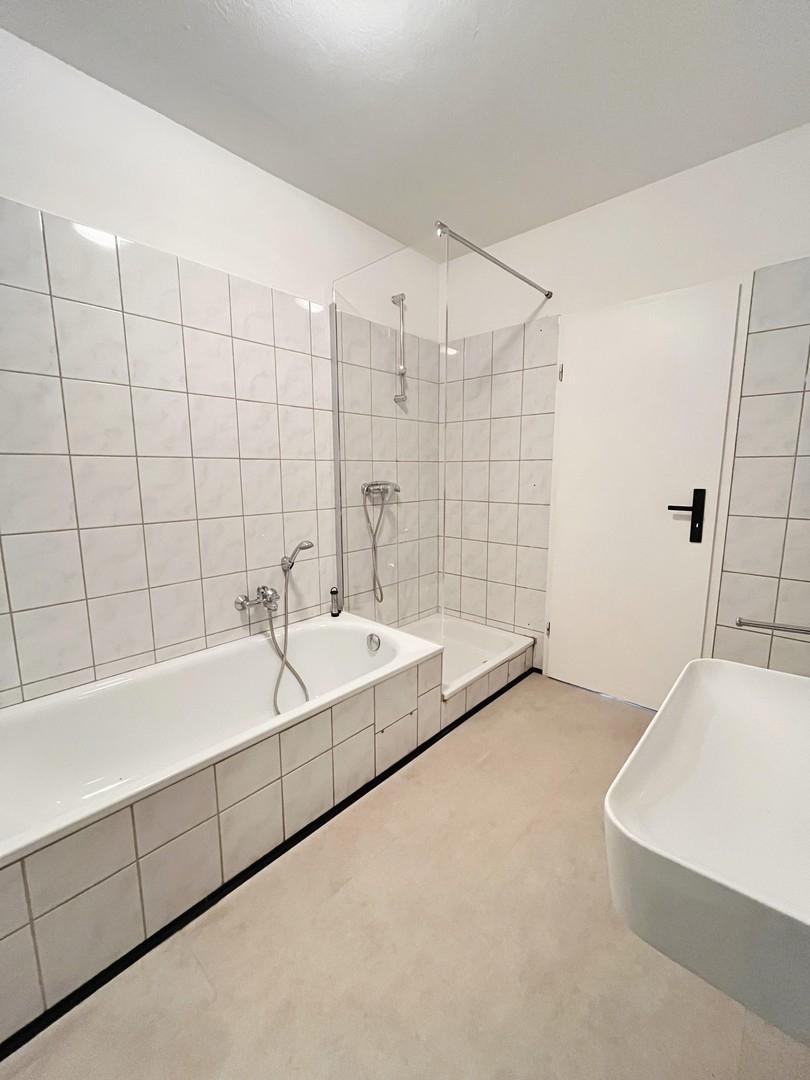 Dusche und Badewanne
