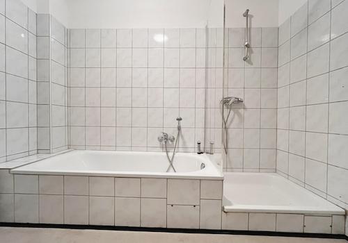 Dusche und Badewanne