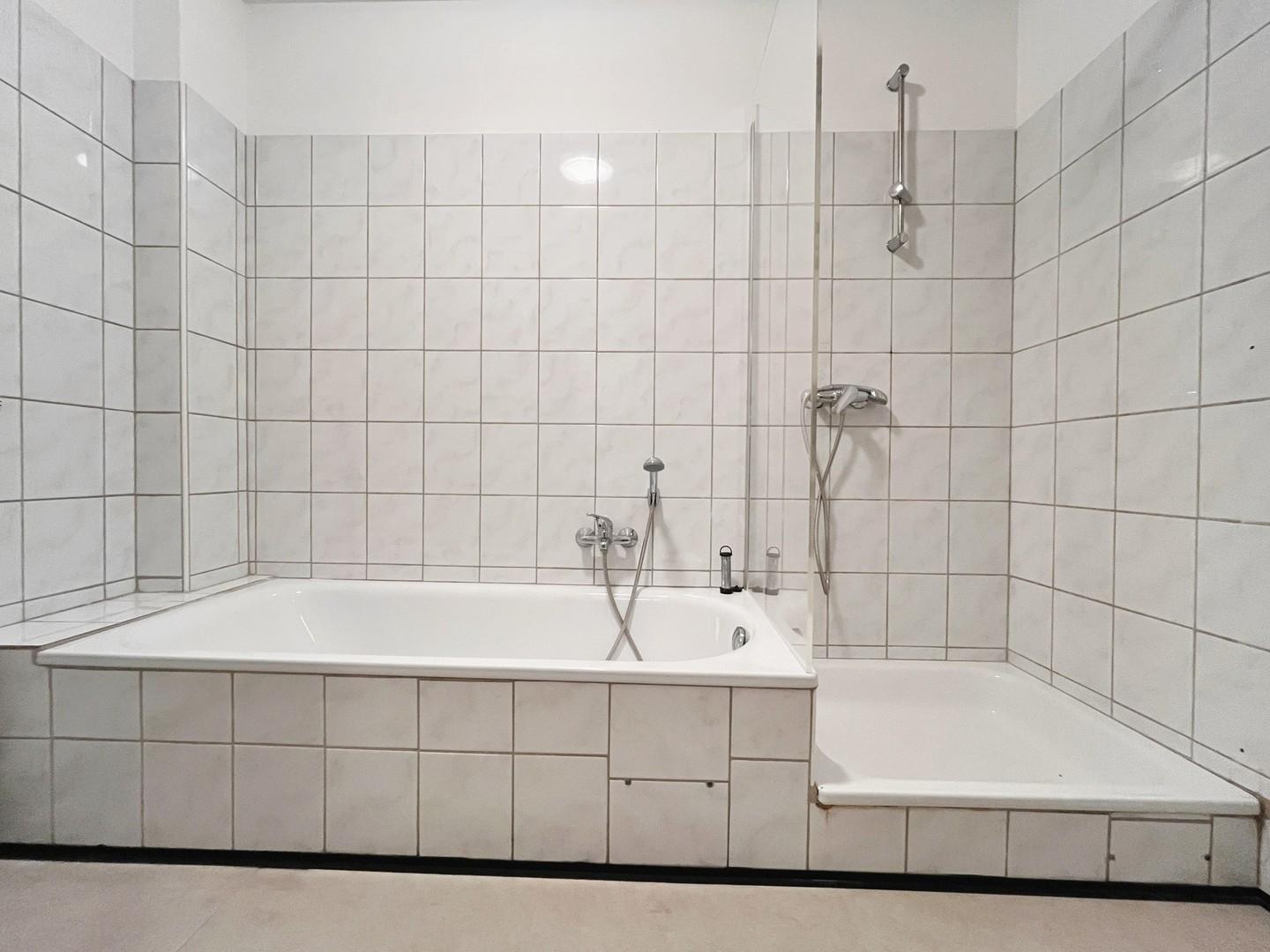 Dusche und Badewanne