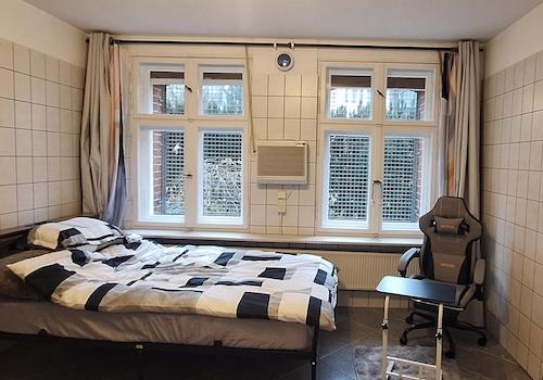 1. Zimmer Bett