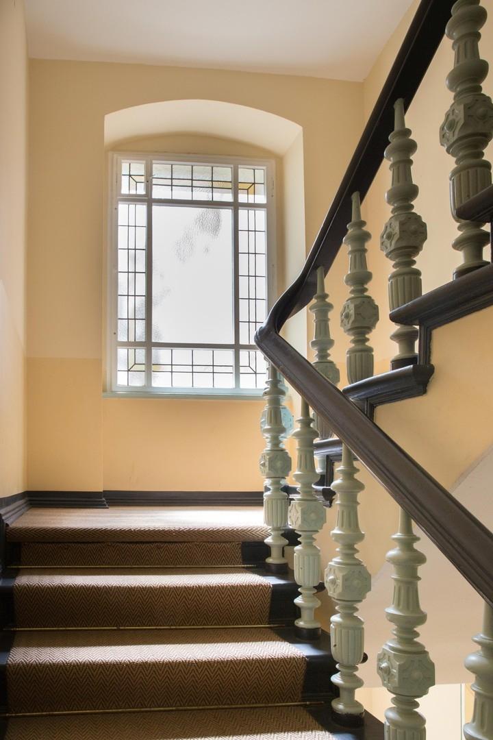 Treppenhaus mit Sisalteppich