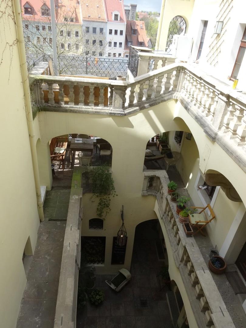 Terrasse mit  Innenhof