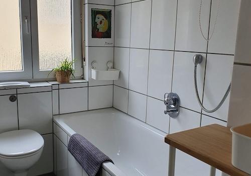 Badezimmer mit Duschwanne