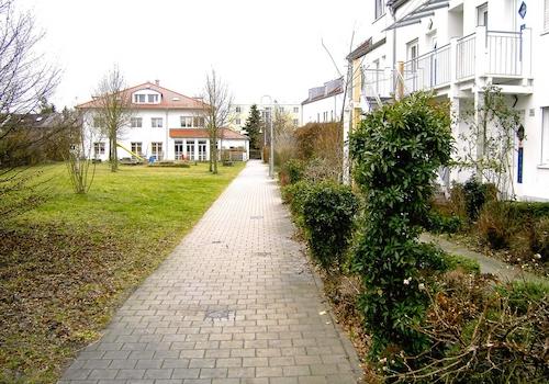 Vor dem Haus
