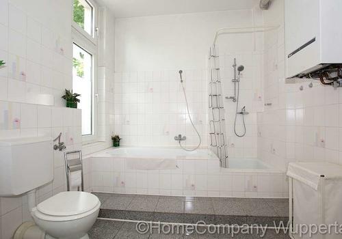 Badewanne und Dusche