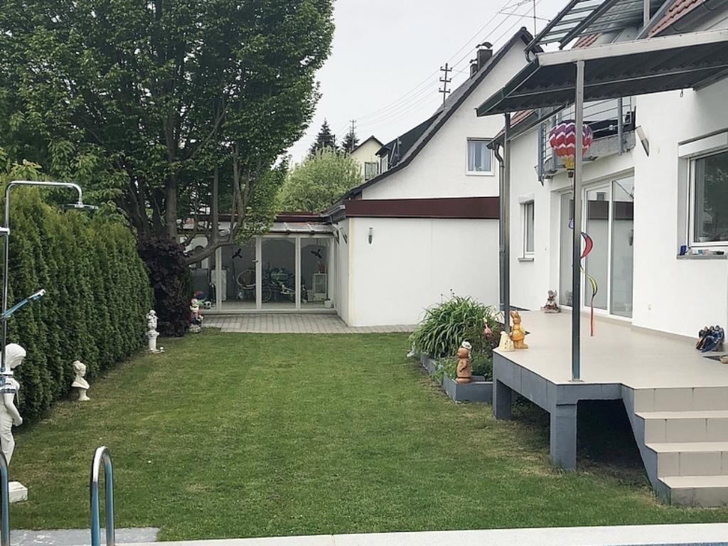 Rückeite mit Terrasse