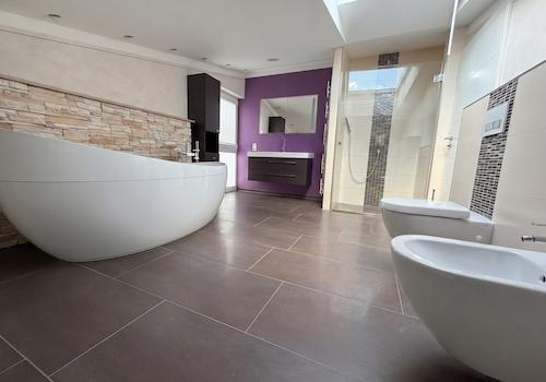 Bad mit freisteh. Badewanne