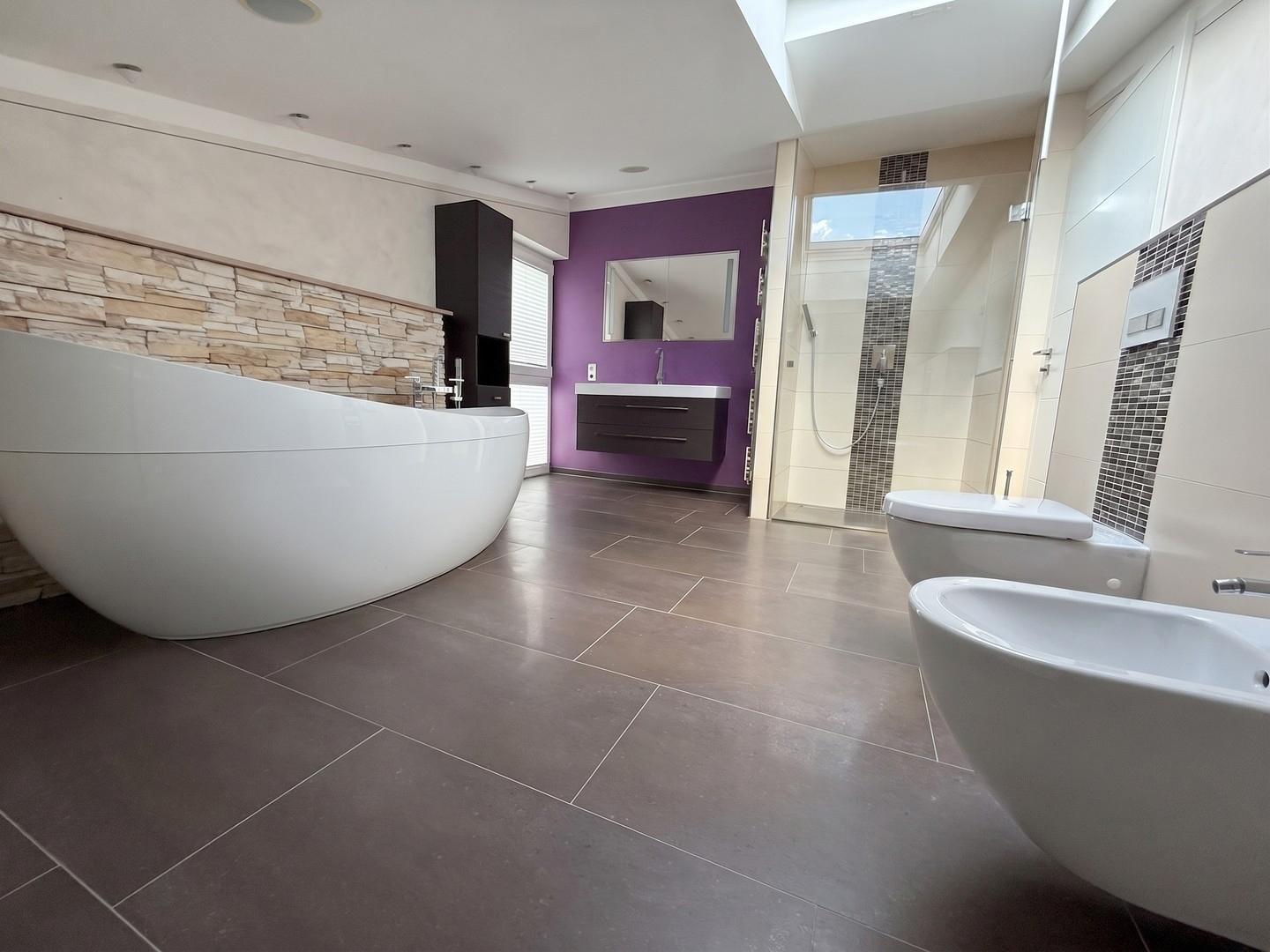 Bad mit freisteh. Badewanne