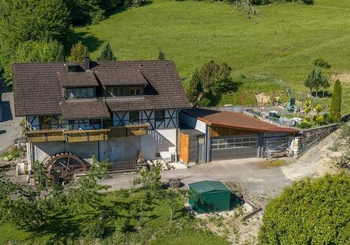Aussenansicht mit Halle
