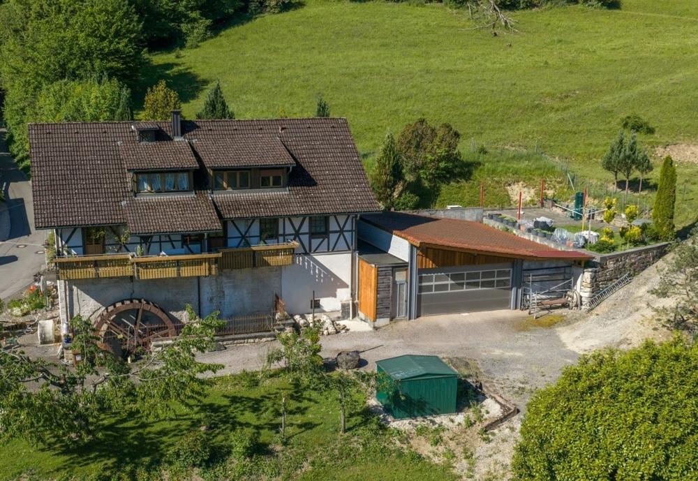 Aussenansicht mit Halle