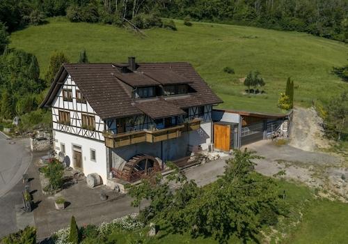 Aussenansicht mit Halle