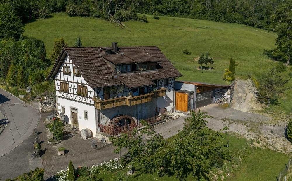 Aussenansicht mit Halle
