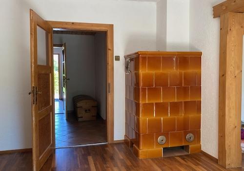 Esszimmer mit Kachelofen