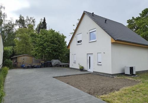 Hausansicht mit Parkplatz