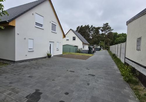 Hausansicht und Auffahrt