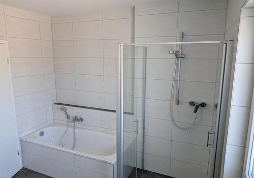 Bad mit Dusche und Badewanne