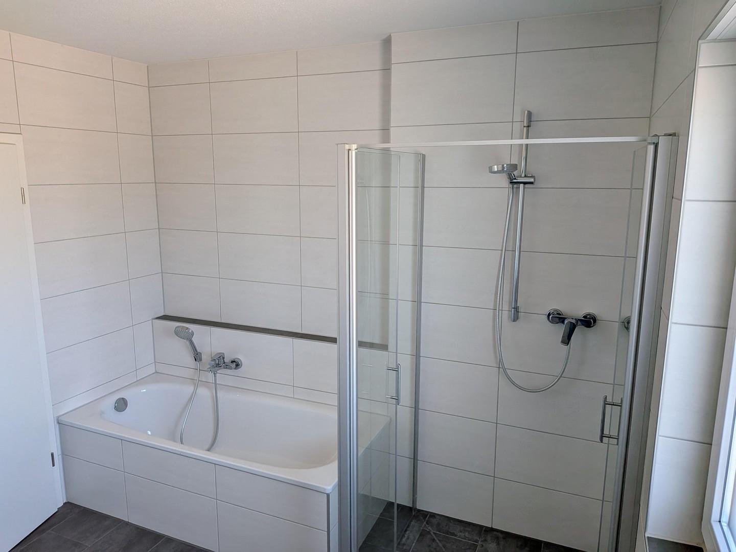 Bad mit Dusche und Badewanne