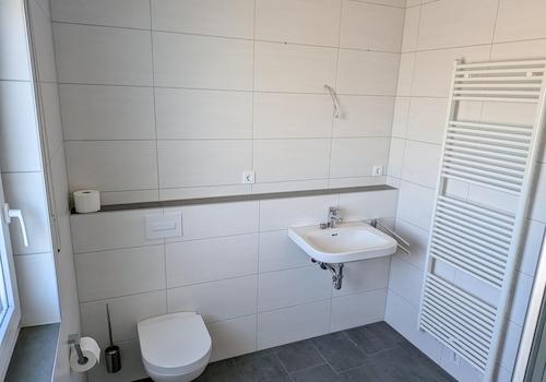 Bad mit WC und Waschbecken