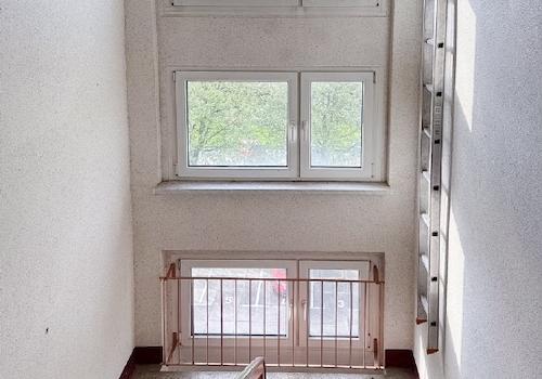 Blick von der Wohnungstür in den Hausflur