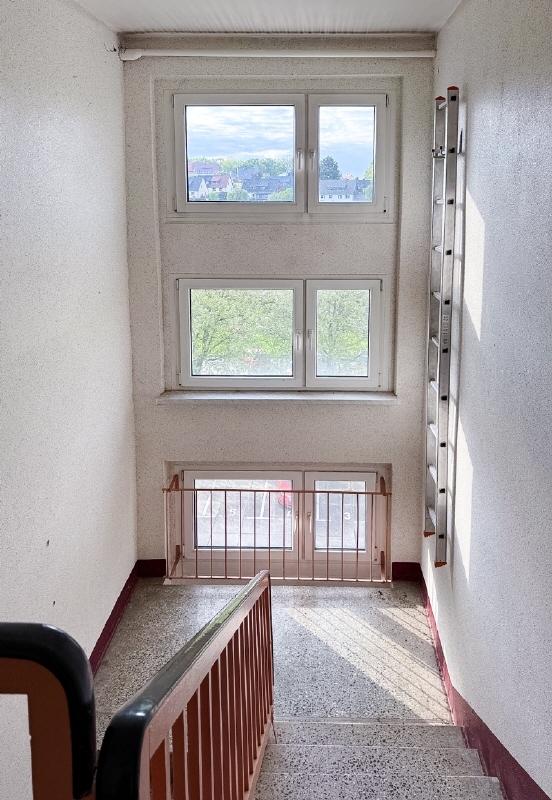 Blick von der Wohnungstür in den Hausflur