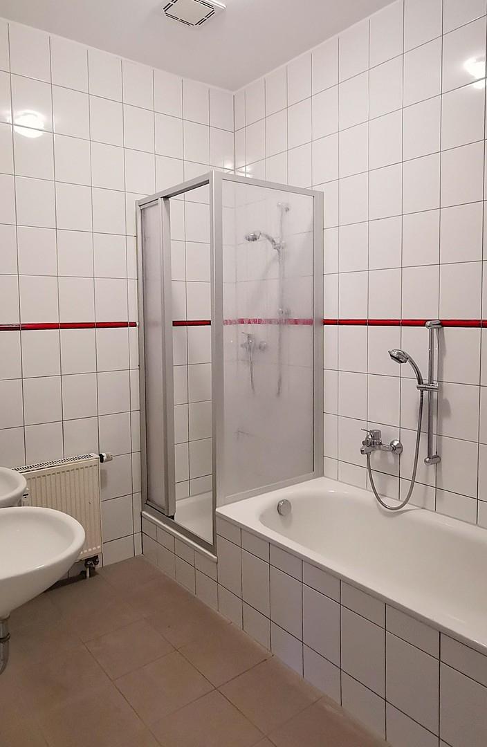 Bad mit Dusche und Badewanne
