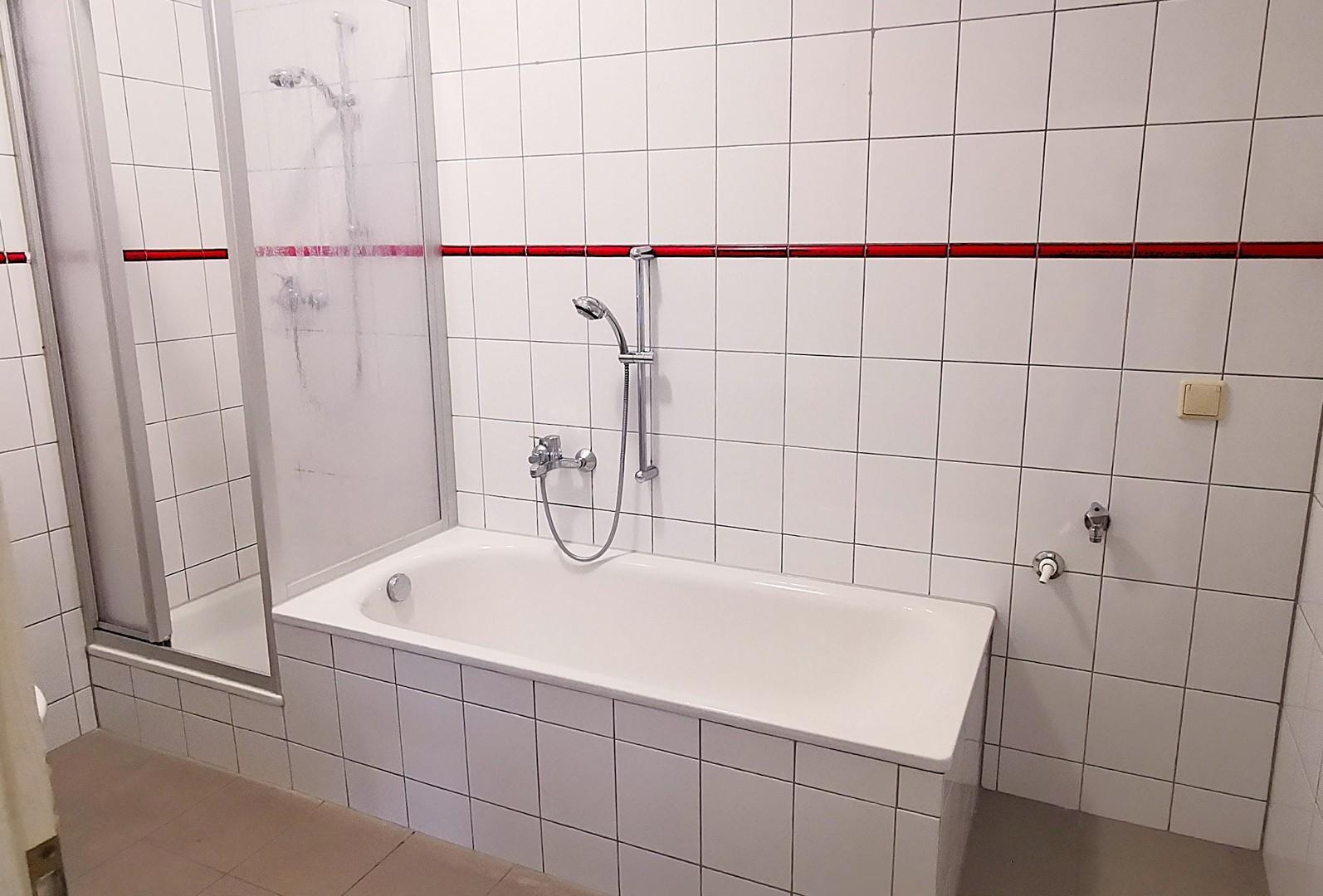 Bad mit Dusche und Badewanne