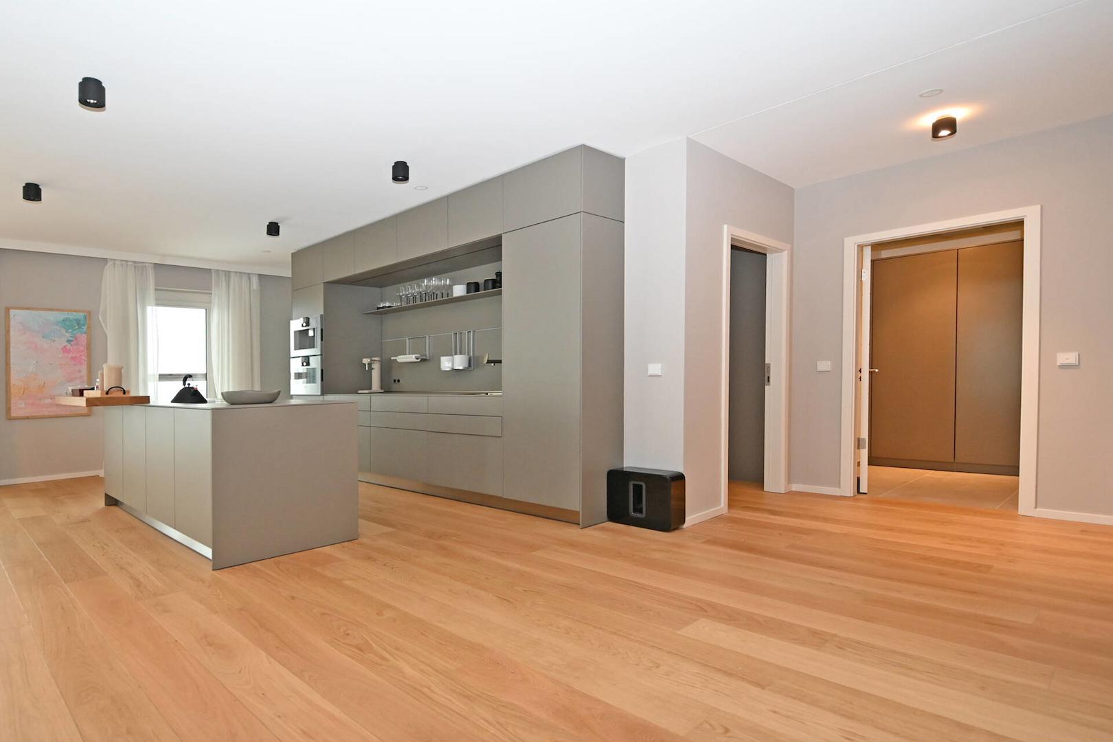  Einbauküche /rechts Ankleidezimmer