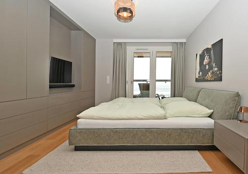Schlafzimmer mit Austritt Loggia