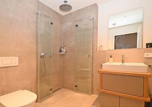 gefliestes Duschbad