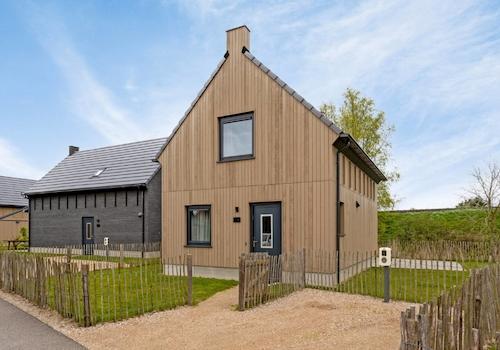 kaufen-freistehendes-ferienhaus-wolphaartsdijk-hauptfoto-gaslos-warmtepumpe-ladestation-recreatieadviseurs-vakantiehuistekoop-nl.jpg